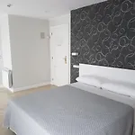 Pensión Rosales 3*
